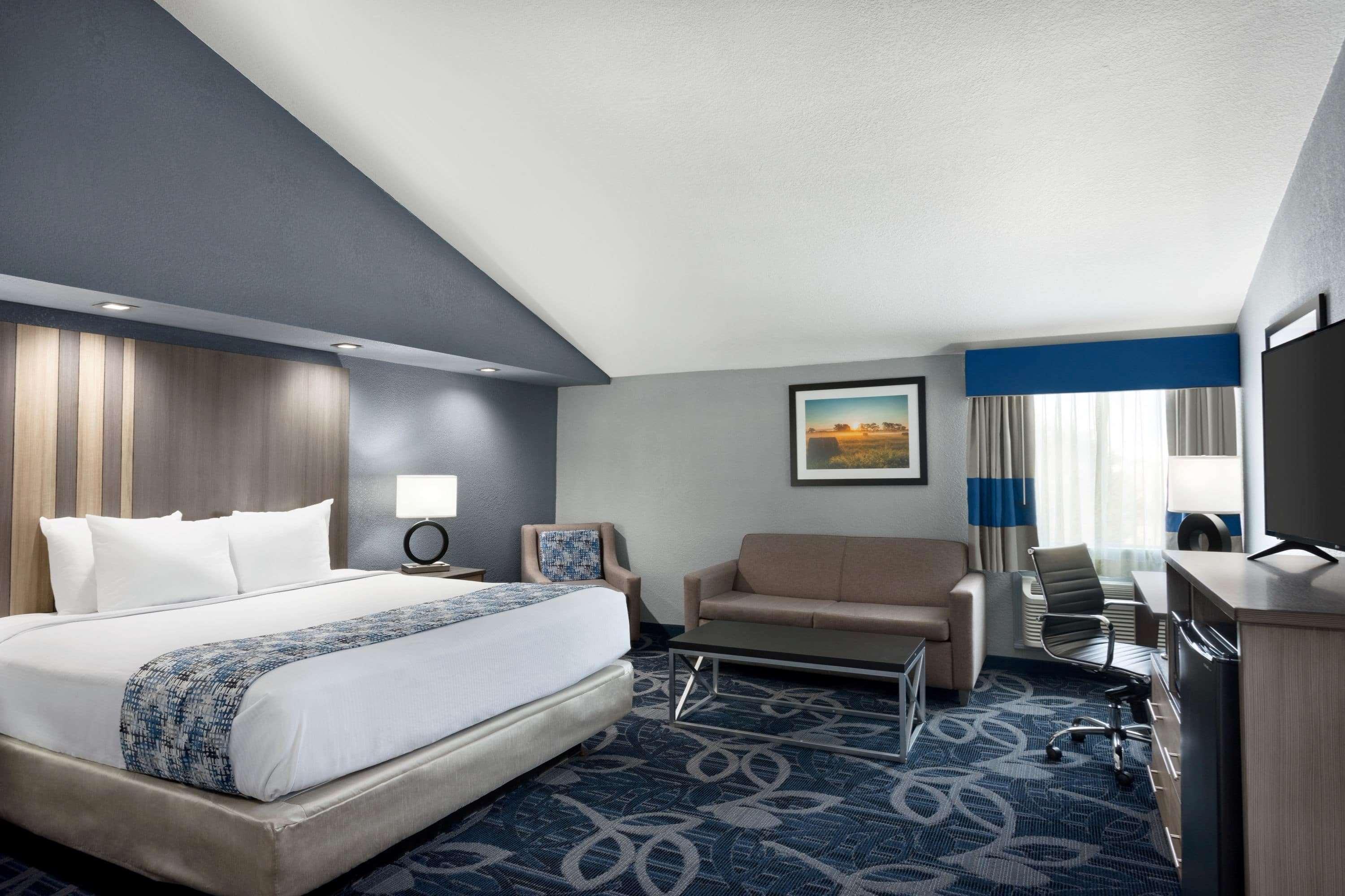 Baymont Inn & Suites Shawnee Exteriör bild