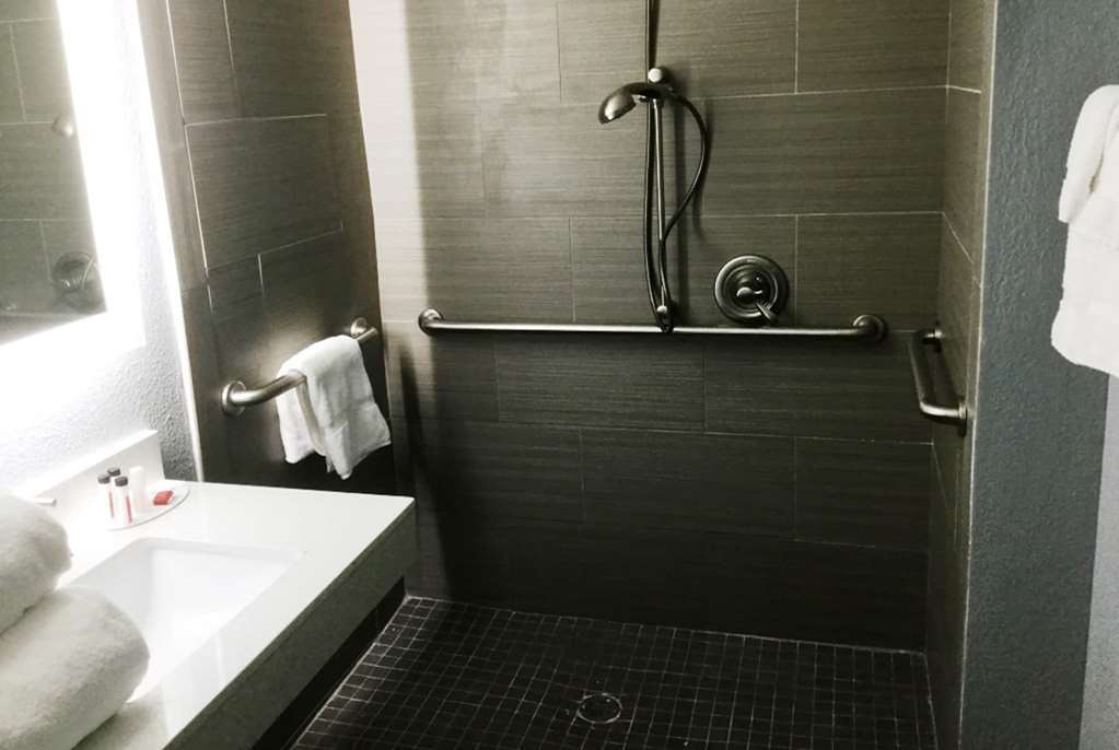 Baymont Inn & Suites Shawnee Rum bild