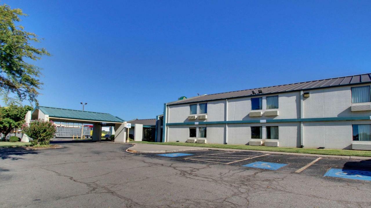 Baymont Inn & Suites Shawnee Exteriör bild