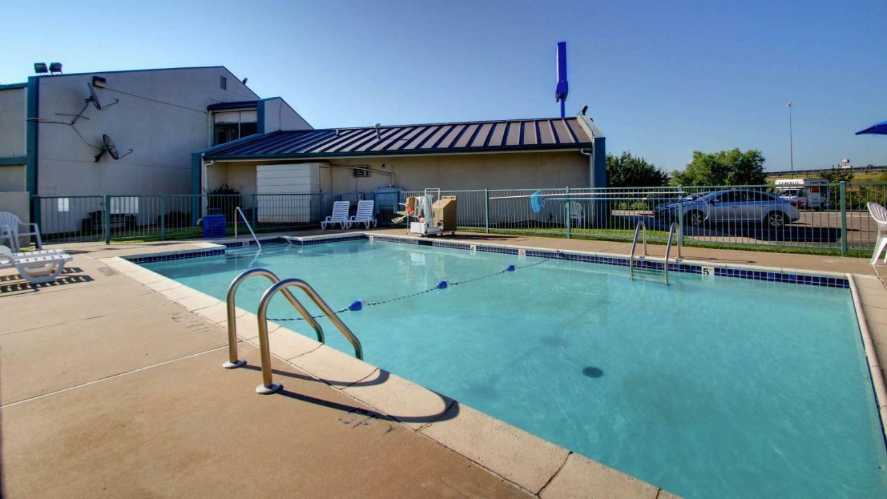 Baymont Inn & Suites Shawnee Exteriör bild