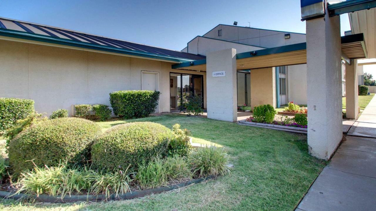 Baymont Inn & Suites Shawnee Exteriör bild